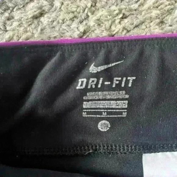 Nike Dry fit Capri | Medium | Workout Pants | Athletic wear | Zipper Pocket - Picture 2 of 3